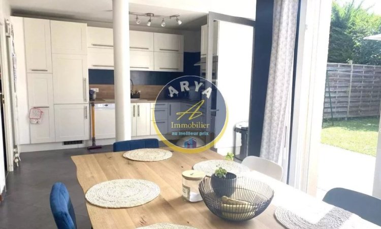 cuisine ouverte sur séjour avec accès terrasse Maison au calme moderne et fonctionnelle, terrasse, jardin sans vis-à-vis et garage. Votre agence ARYA IMMOBILIER située 3 grande rue du haut dans le vieux centre de Fleurey-Sur-Ouche accompagnement de vos ventes et estimation gratuites sous 48 h de maison, appartement, terrain, grange, immeuble, local commercial, etc.