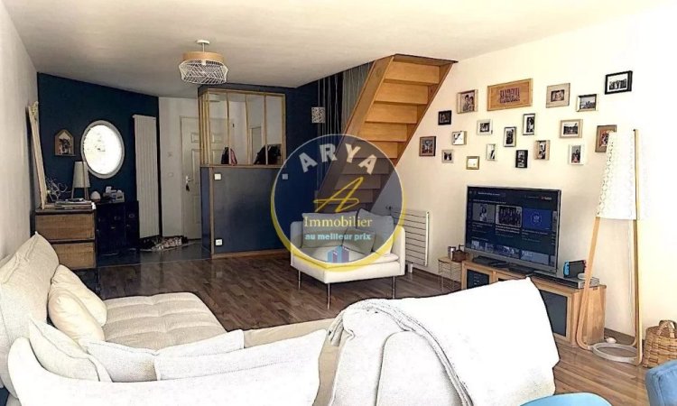 Salon Maison au calme moderne et fonctionnelle, terrasse, jardin sans vis-à-vis et garage. Votre agence ARYA IMMOBILIER située 3 grande rue du haut dans le vieux centre de Fleurey-Sur-Ouche accompagnement de vos ventes et estimation gratuites sous 48 h de maison, appartement, terrain, grange, immeuble, local commercial, etc.