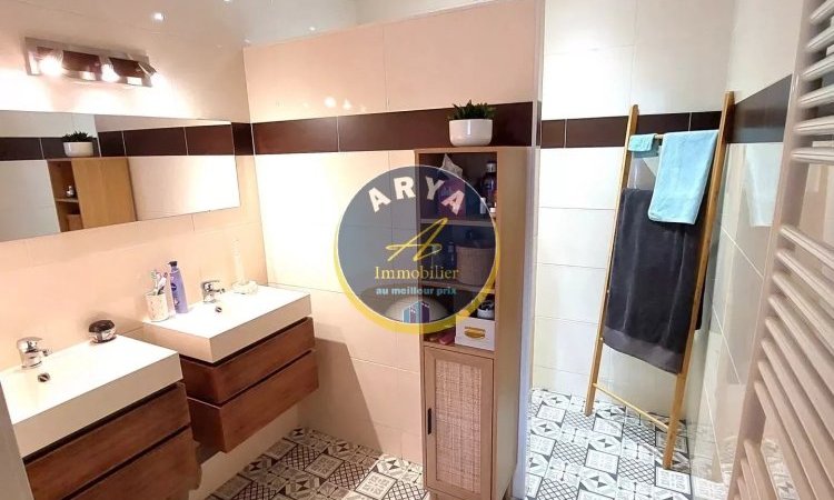 Salle de douche attenante à la suite parentale Maison au calme moderne et fonctionnelle, terrasse, jardin sans vis-à-vis et garage. Votre agence ARYA IMMOBILIER située 3 grande rue du haut dans le vieux centre de Fleurey-Sur-Ouche accompagnement de vos ventes et estimation gratuites sous 48 h de maison, appartement, terrain, grange, immeuble, local commercial, etc.